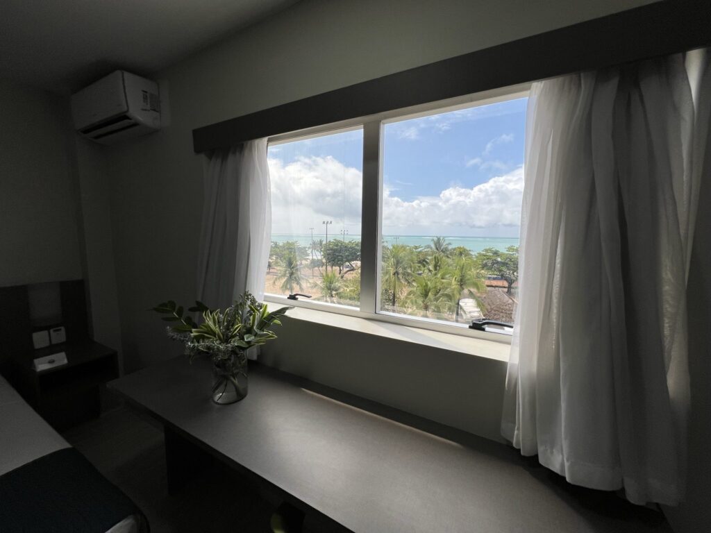 Janela ampla do apartamento Luxo com vista para o mar e a orla