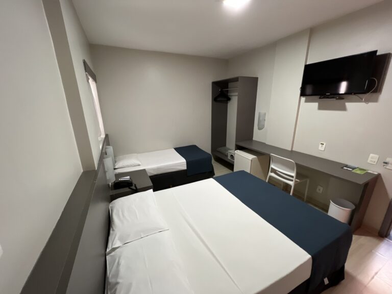 Apartamento Standard com cama de casal, cama de solteiro, TV e escrivaninha