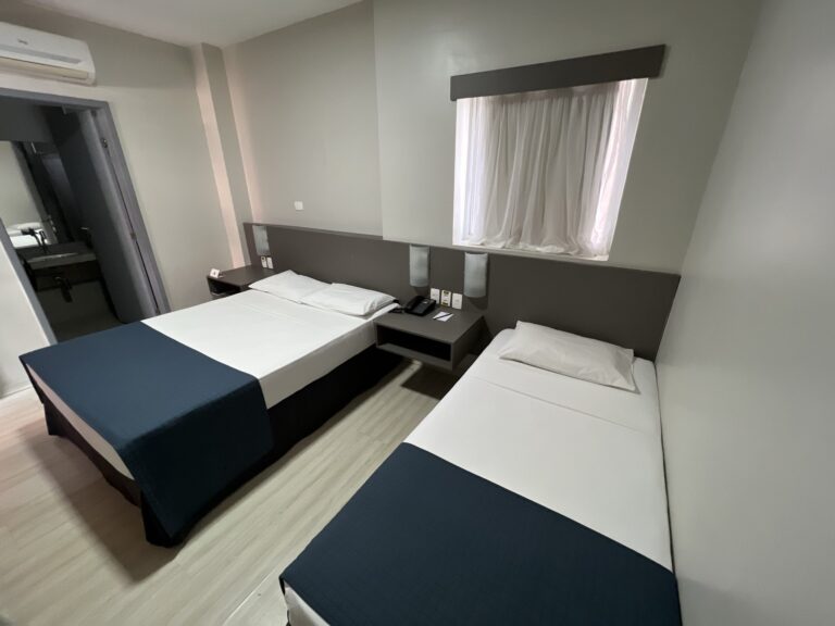 Apartamento Standard com duas camas e cabeceira estofada